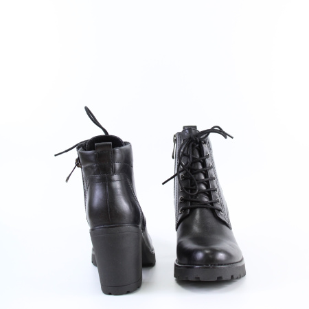 Ботинки на массивной подошве